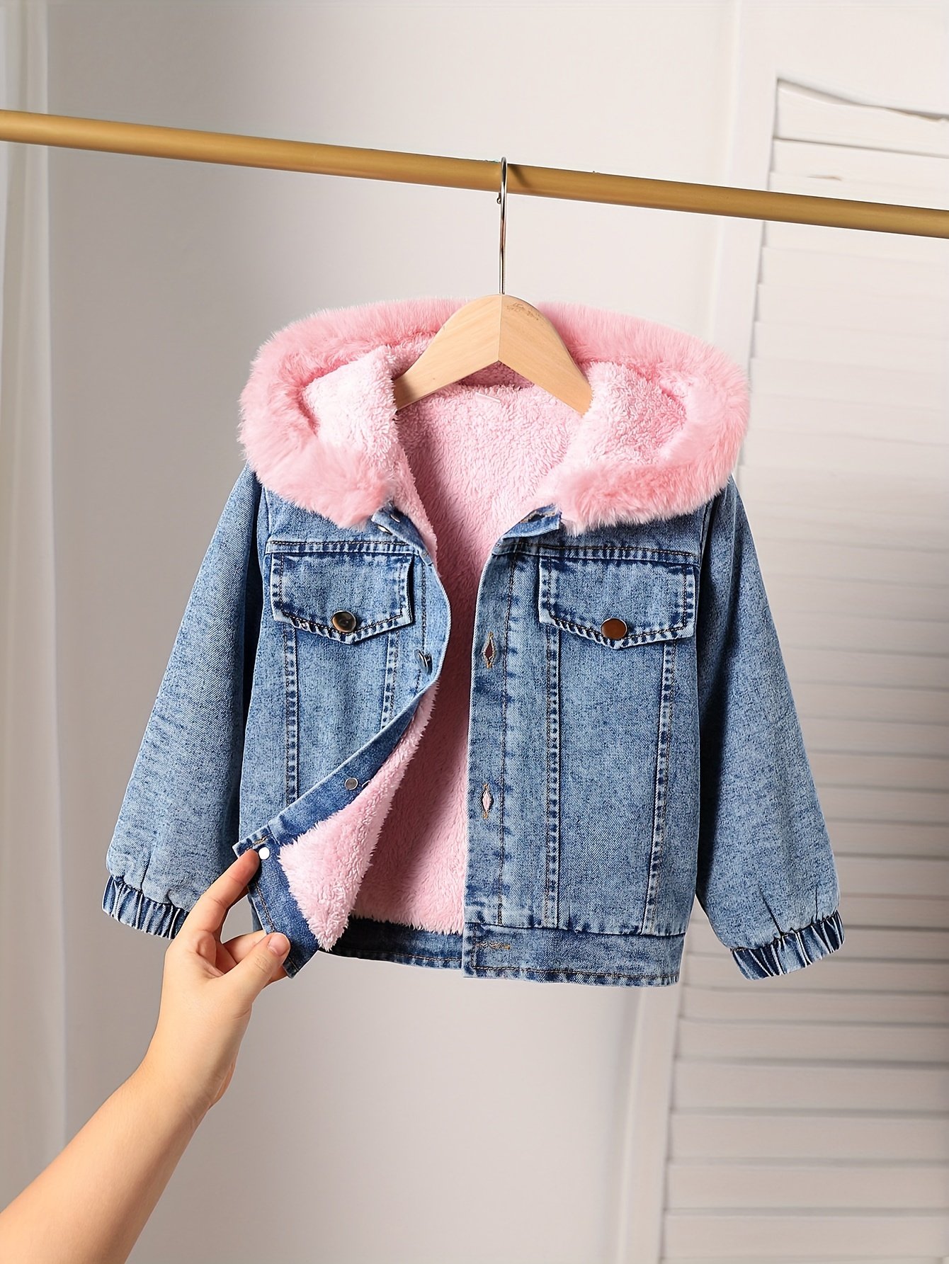 56520eba-8015-405b-ab36-5ccf2afbf270.jpg Girls' Patchwork Plush Button Hooded Denim Jacket, CasualLong-sleeved Hooded Jacket for Autumn And Winter, ChildrenDaily Wear, Suitable for Outdoor Activities And Parties - Image 1