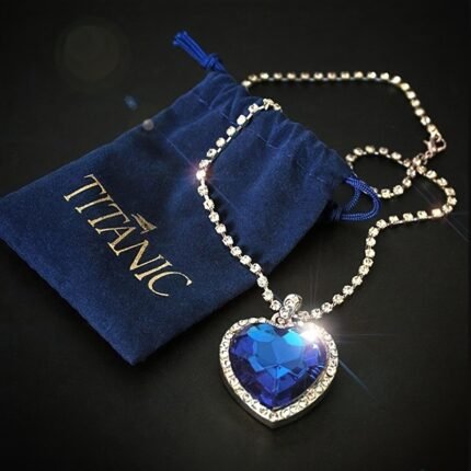 Elegant Bohemian style heart-shaped blue synthetic gemstone pendant necklace, sparkling jewelry accessories, with a fake red rose gift box for parties and banquets, suitable for all seasons