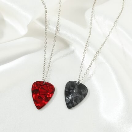 1pc Acrylic Red Heart Eddie Munson Guitar Pick Necklace + 1pc OPP Bag, Guitar Pick Necklace with Metallic Clasp, Acrylic Material, Black & Deep Red, Perfect for Music Lovers