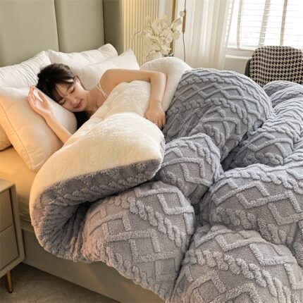 1pc Premium Plush Fleece Thick Blanket, Warm Winter and Autumn Comforter with Soft 100% Microfiber Fill, Light Beige-Friendly Polyester Fabric, Ideal for Bedrooms and Hotel Rooms (Excludes Pillowcase), Fleece Blanket, Warm Blanket for Winter, Fluffy Comforter, Fleece Blanket, Thick Blanket for Winter